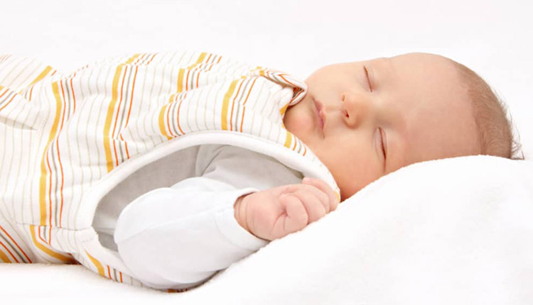 پوشیدن لباس به کودکان و نوزادان هنگام خواب