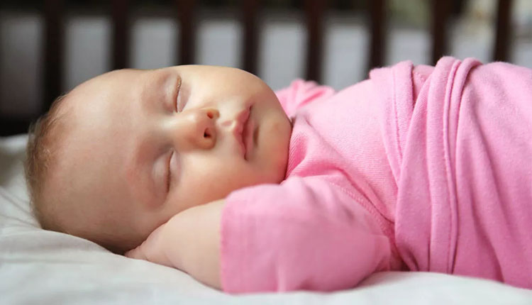 نوزادان باید در هنگام خواب چه لباس‌هایی بپوشند؟