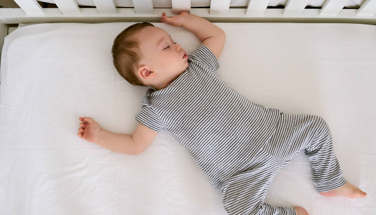 نوزادان باید در هنگام خواب چه لباس‌هایی بپوشند؟