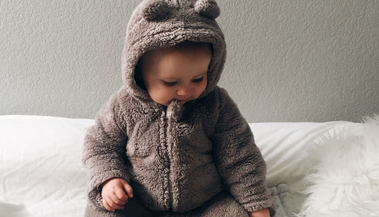 چگونه کودک و نوزاد خود را بر اساس آب و هوای سرد و خنک لباس بپوشانید