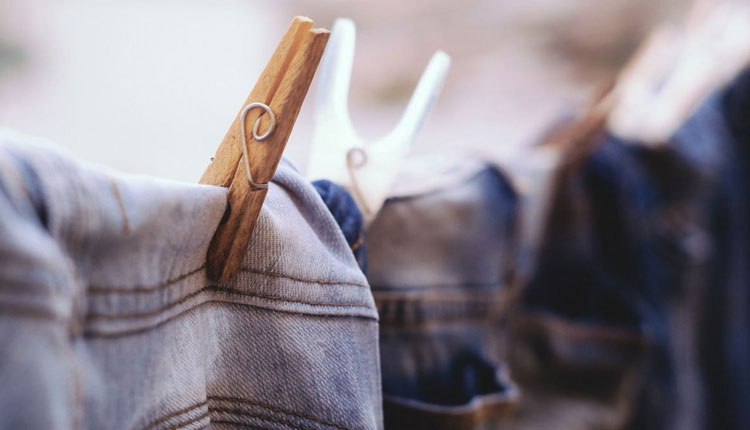 چرا باید لباس‌ها را آویزان کنید تا خشک شوند؟ و چگونه این کار به گونه صحیحی انجام دهید؟