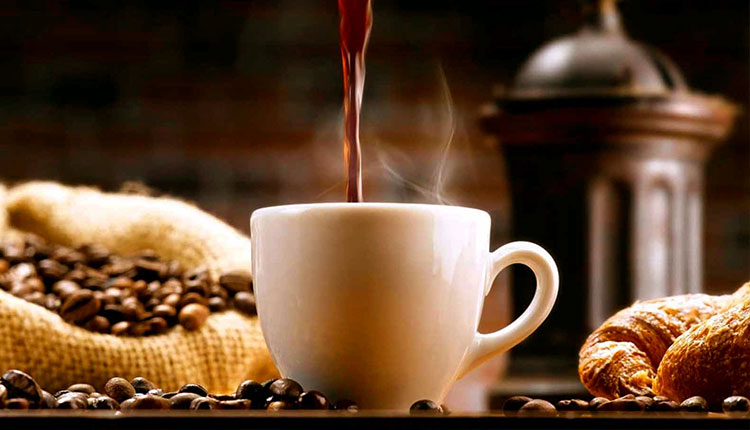  قهوه دارای ترکیبات فعالی است. که پوست را در برابر ملانوما حفاظت میکند
