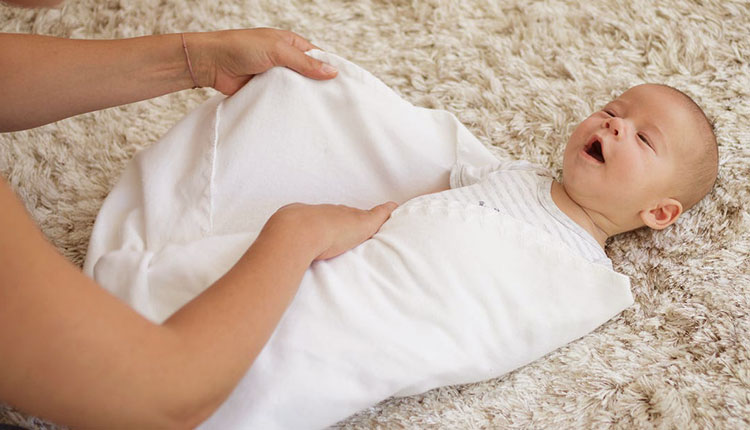 قنداق کردن نوزادان یکی از کار هایی است که در ماه‌ های اولیه تولد نوزادان انجام می ‌شود. که قنداق نوزاد و یا پتو های نوزادی می‌ توانند به صورت بافتنی، قلاب دوزی شده باشند. یا به وسیله مواد مناسب و با کیفیت دیگری تولید و ساخته شده باشند.