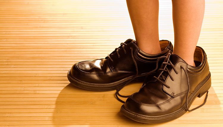 اما برای آموزش کفش پوشیدن به یاد داشته باشید که در ابتدا، کودک را با کفش‌های بند داری که بستن آن‌ها سخت است، گیج و دست پاچه نکنید و بهتر است به جایش از کفش‌های بند چسبی استفاده کنید و به او کمک کنید تا به تدریج فرآیند پوشیدن کفش را یاد بگیرد.