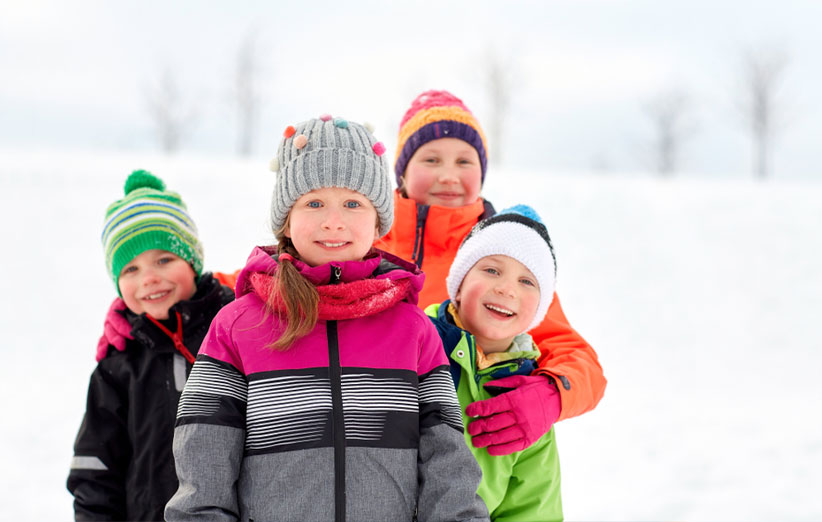 بسیاری از والدین علاقه دارند تا در فصل زمستان و هوای سرد تا می‌توانند لباس های مختلف را به تن کودکان خود کنند