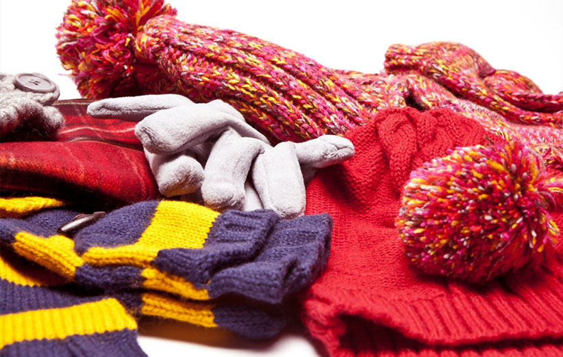 مواردی چون جوراب‌های ضخیم غیر نخی، چکمه ها و دستکش‌های ضد آب، یک شال گردن و کلاه می‌توانند به خوبی کودکان را بسیار گرم نگه‌دارند.