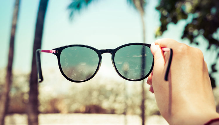 یکی از موارد بسیار ضروری در روزهای آفتابی و گرم، عینک آفتابی است.