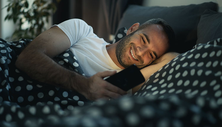 به همراه تلفن هوشمند خود وارد تخت‌خواب نشوید. اکثر افراد عادت دارند وقتی به خواب خود می‌روند به جستجو در اینترنت می پردازندو به شبکه‌های اجتماعی سر می‌زنند