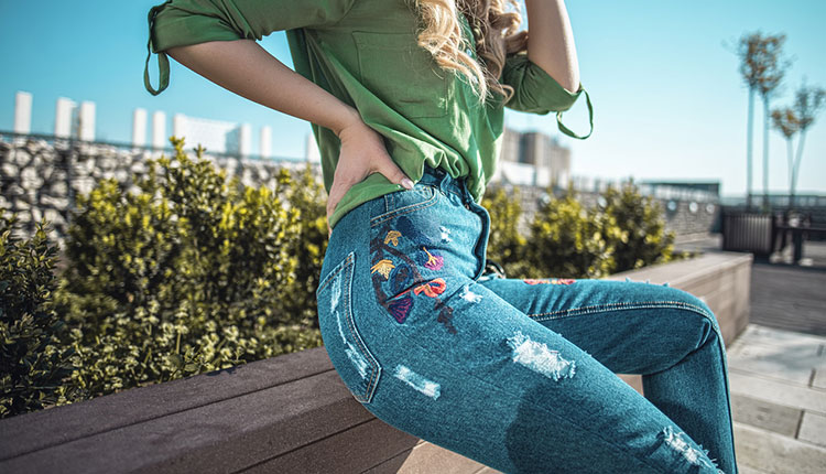 شلوار جین‌های دخترانه از نظر ظاهری دارای طراحی خاص و منحصر به فردی هستند. زیرا دارای طرحی بین شلوار جین زنانه و شلوار جین پسرانه می‌باشند.
