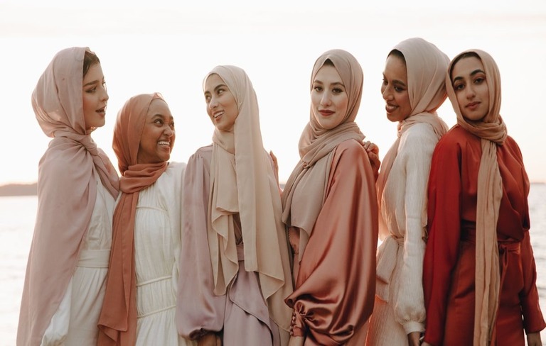 7 مدل بستن شال عربی برای خانم ها